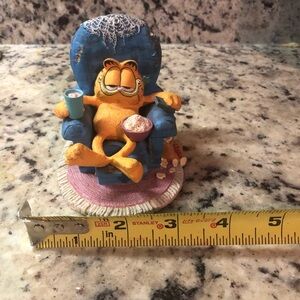 Garfield Danbury Mint “Sitting Pretty” resin collectible